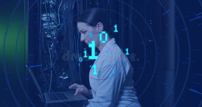 Image von binärem Code gegenüber kaukasischen Frauen, die Server überprüfen stockfotos
