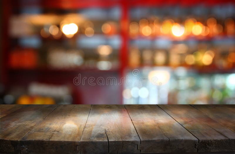 Bild von hölzernen Tisch vor der abstrakte unscharfen hintergrund, der restaurant-Leuchten.