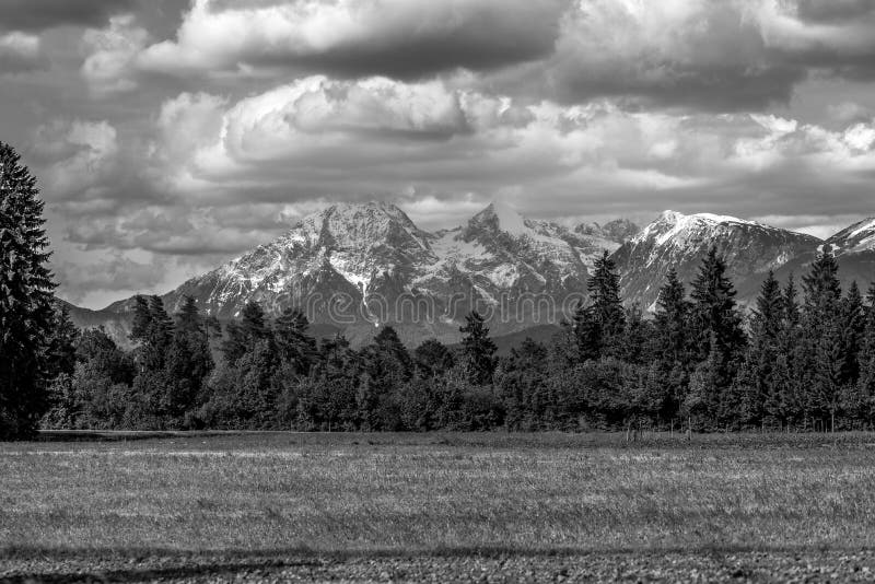 Image à fond gris des montagnes slovènes photo libre de droits Image à fond gris des montagnes slovènes photo libre de droits