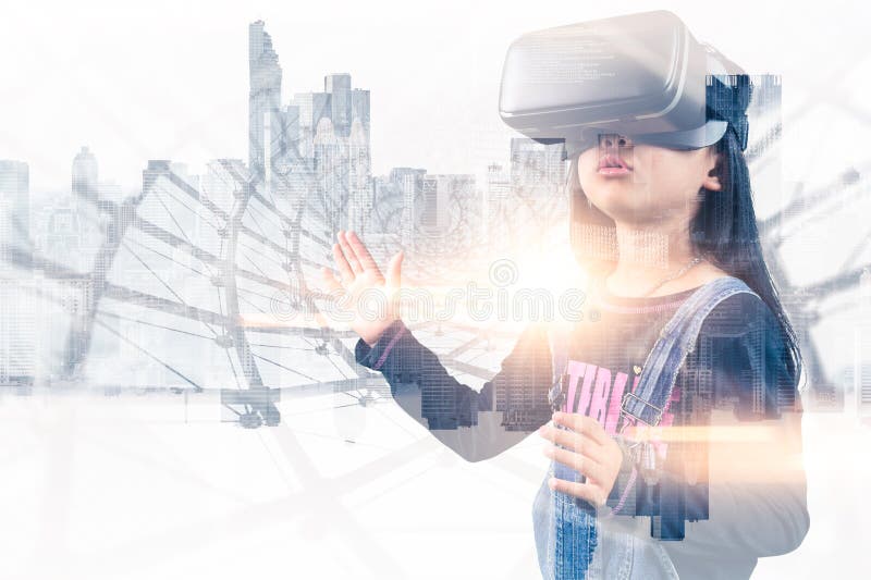 A imagem abstrata da exposi??o dobro da menina que usa vidros espertos ou os vidros de VR cobrem com a imagem virtual do hologram imagens de stock royalty free A imagem abstrata da exposi??o dobro da menina que usa vidros espertos ou os vidros de VR cobrem com a imagem virtual do hologram imagens de stock royalty free