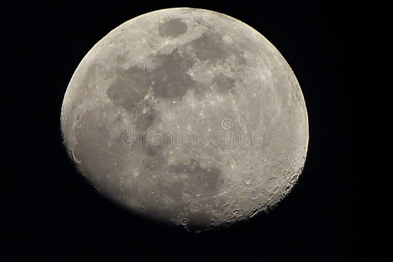 Imagem aproximada das crateras da lua fotografia de stock