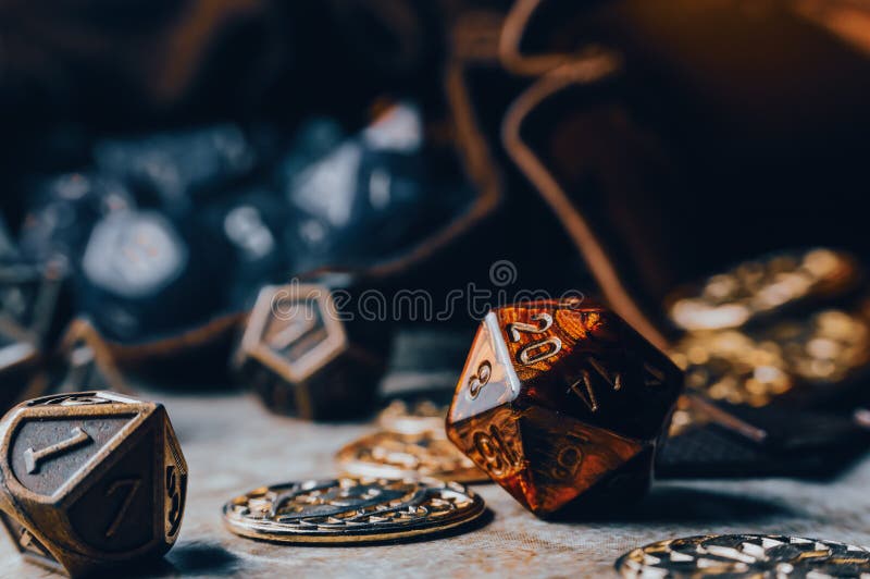 Atributos Do Jogo De Mesa RPG, Como Dados Poliédricos, Saco De Dados E  Poção, Em Uma Mesa De Madeira Na Luz Quente Foto Royalty Free, Gravuras,  Imagens e Banco de fotografias. Image