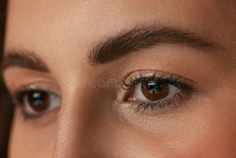 Foto de Menina Bonita Com Cabelo Saqueado Vermelho Sem Maquiagem Olha Para  Longe Em Um Fundo Bege No Estúdio e mais fotos de stock de Beleza natural -  Pessoas - iStock