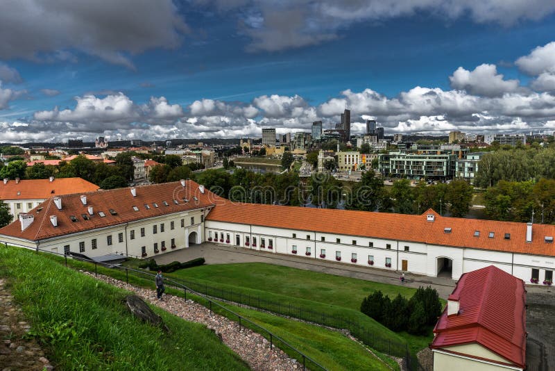 Imagem aérea do zangão de Tallin Estônia do monte de Toompea com vista da igreja da abóbada, Tallinn, Estônia foto de stock royalty free Imagem aérea do zangão de Tallin Estônia do monte de Toompea com vista da igreja da abóbada, Tallinn, Estônia foto de stock royalty free