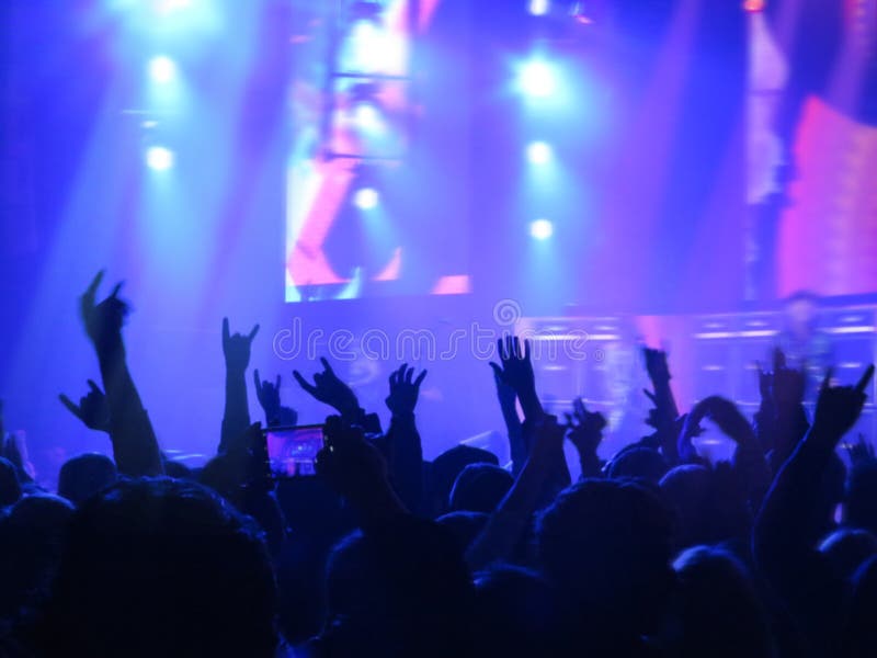 Imagem borrada sumário Aglomere durante um concerto público do entretenimento um desempenho musical Fãs da mão em povos da zona d