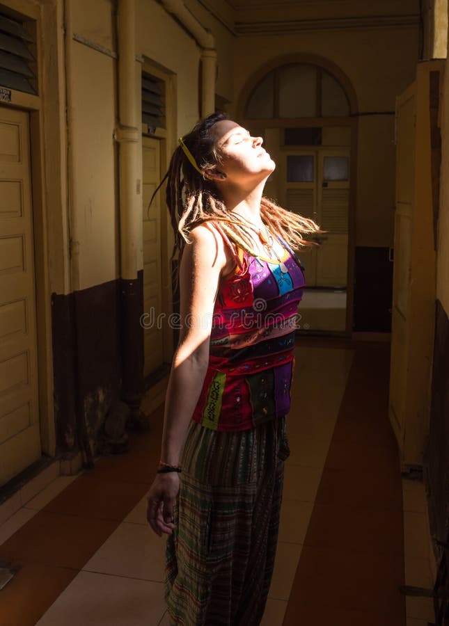 Imagem brilhante da mulher de riso imagem de stock Imagem brilhante da mulher de riso imagem de stock