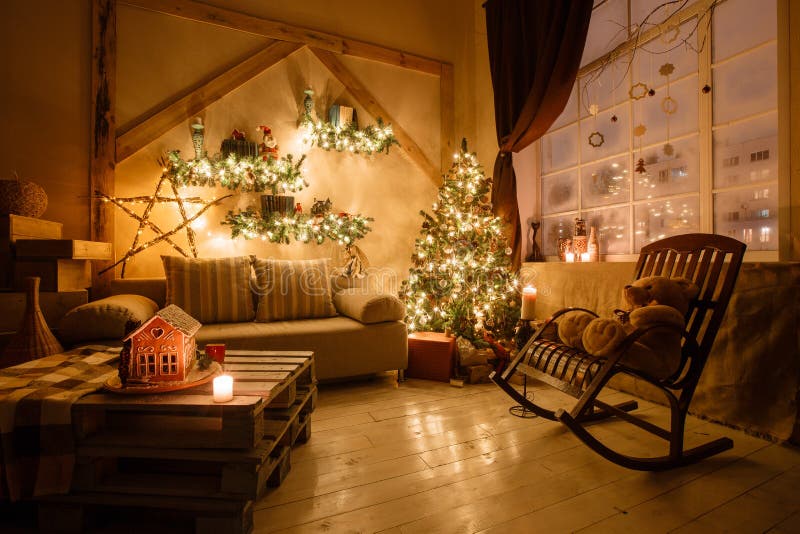 A imagem calma da sala de visitas home moderna interior decorou a árvore de Natal e os presentes, sofá, tabela coberta com a cobe imagem de stock royalty free A imagem calma da sala de visitas home moderna interior decorou a árvore de Natal e os presentes, sofá, tabela coberta com a cobe imagem de stock royalty free