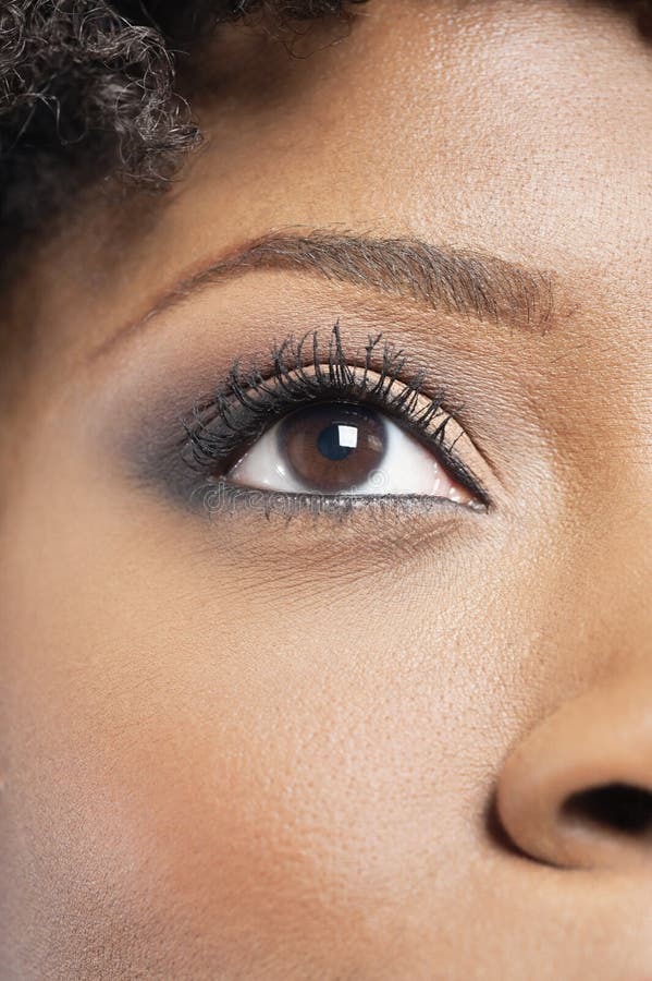 Imagem colhida da mulher afro-americano com composição do olho