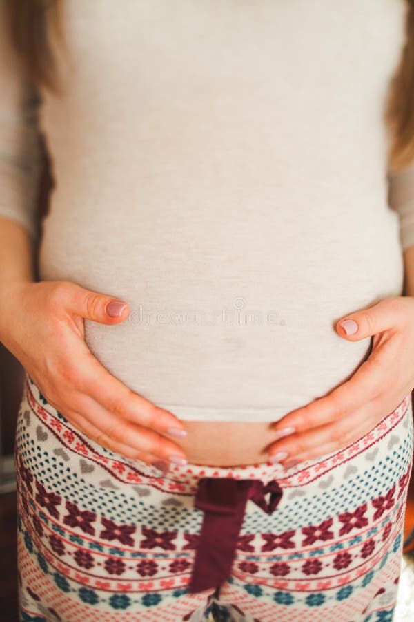 Imagem colhida da mulher gravida bonita e de suas mãos guardando consideráveis com sua barriga Mulher gravida Copie o espaço imagem de stock royalty free Imagem colhida da mulher gravida bonita e de suas mãos guardando consideráveis com sua barriga Mulher gravida Copie o espaço imagem de stock royalty free
