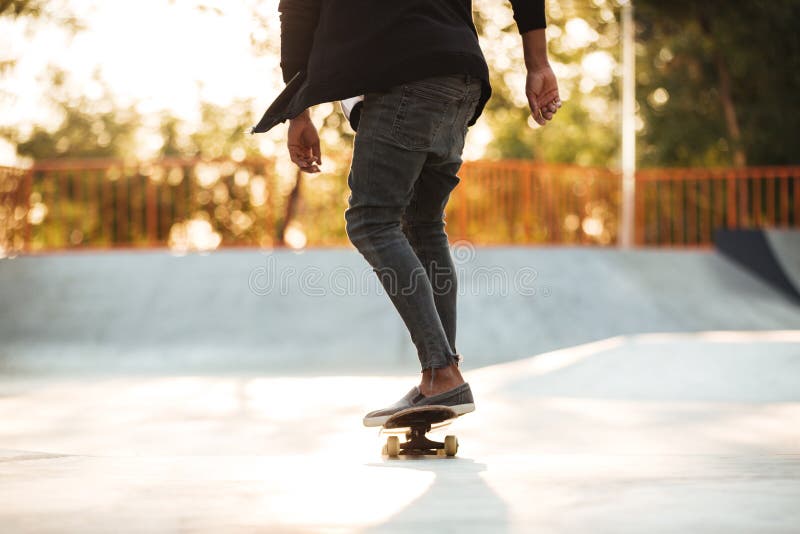 Imagem colhida de um skater adolescente novo na ação imagem de stock Imagem colhida de um skater adolescente novo na ação imagem de stock