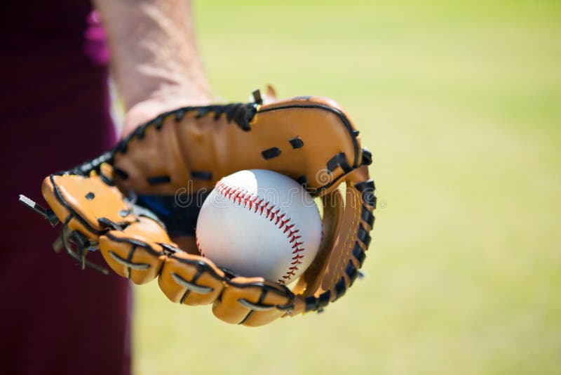Imagem colhida do jarro do basebol que guarda a bola na luva fotografia de stock Imagem colhida do jarro do basebol que guarda a bola na luva fotografia de stock