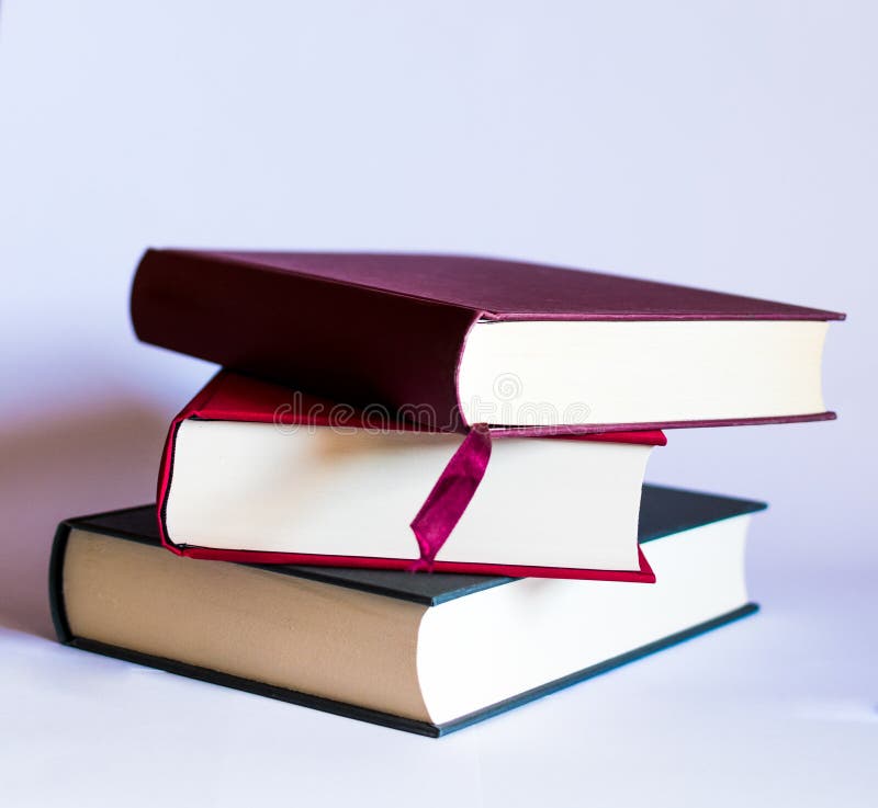 Imagem com livros e vidros no fundo branco imagens de stock royalty free
