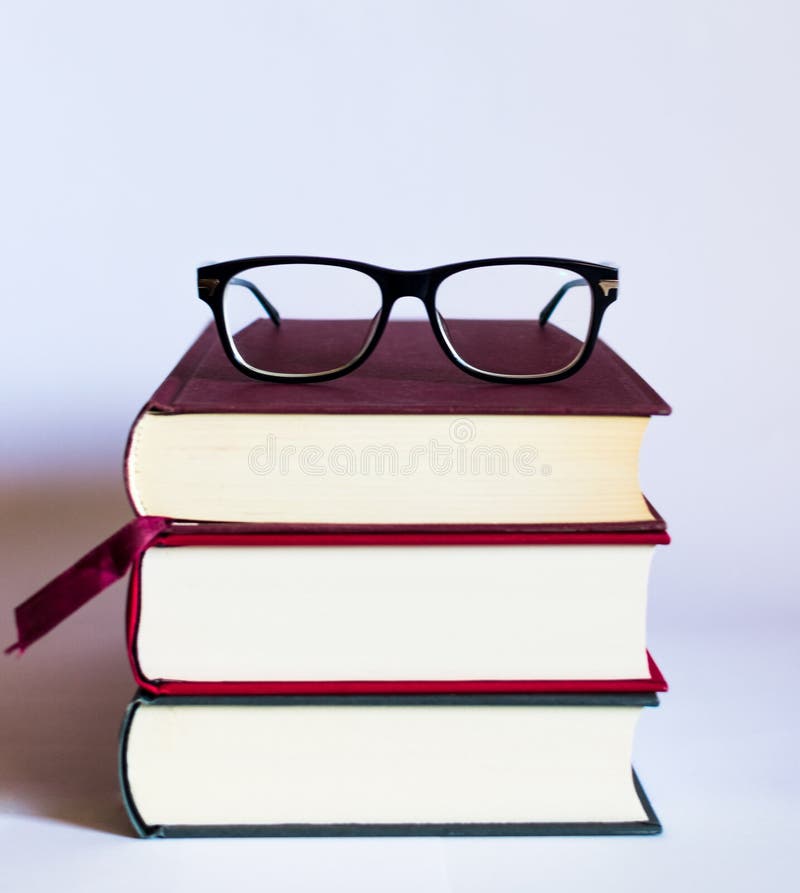 Imagem com livros e vidros no fundo branco foto de stock