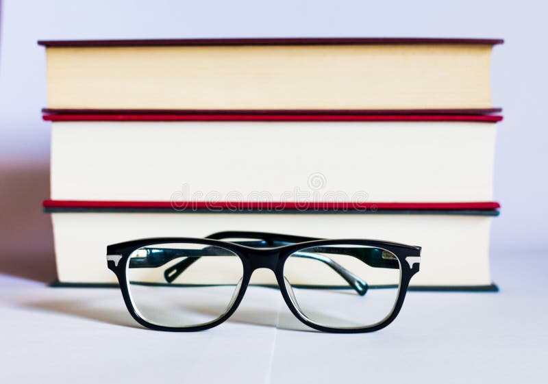 Imagem com livros e vidros no fundo branco fotos de stock