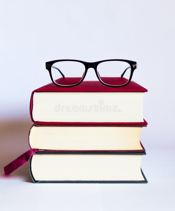 Imagem com livros e vidros no fundo branco fotografia de stock