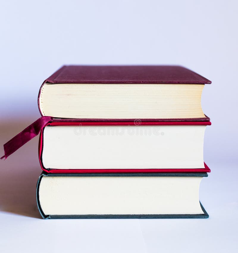 Imagem com livros e vidros no fundo branco imagens de stock royalty free