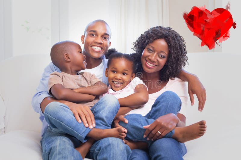 Imagem composta da família feliz que levanta no sofá junto imagens de stock Imagem composta da família feliz que levanta no sofá junto imagens de stock