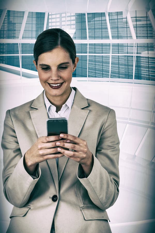 Imagem composta da mulher de negócios bonita que usa o telefone celular imagens de stock Imagem composta da mulher de negócios bonita que usa o telefone celular imagens de stock