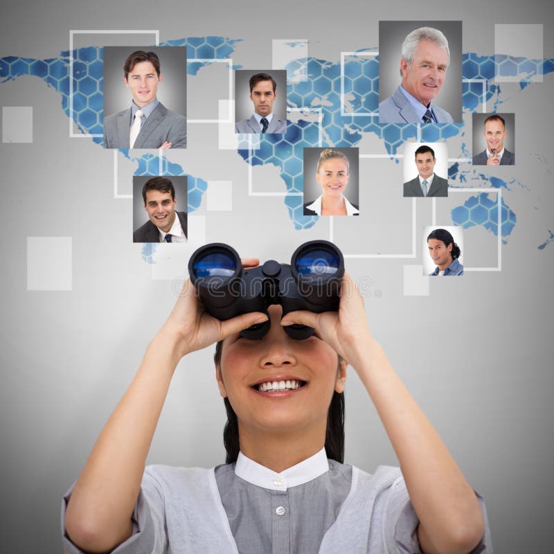 Imagem composta da mulher de negócios visionário que olha através dos binóculos fotografia de stock Imagem composta da mulher de negócios visionário que olha através dos binóculos fotografia de stock