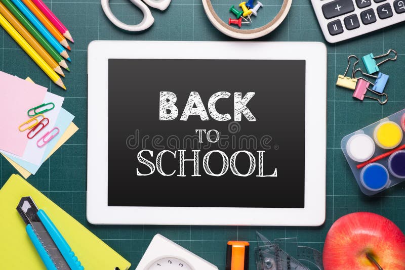 Imagem composta da tabuleta digital na mesa com de volta à escola mim foto de stock royalty free Imagem composta da tabuleta digital na mesa com de volta à escola mim foto de stock royalty free
