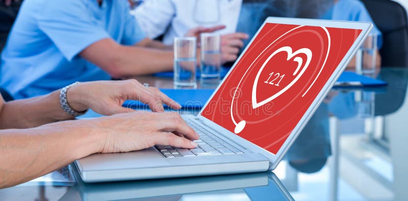 Imagem composta do doutor que datilografa no teclado com sua equipe atrás imagem de stock Imagem composta do doutor que datilografa no teclado com sua equipe atrás imagem de stock