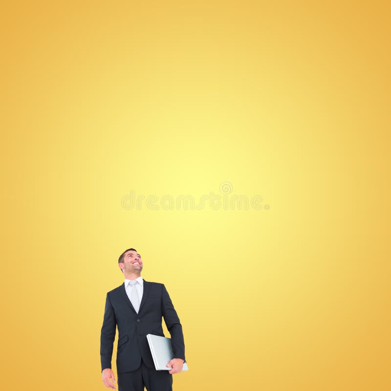 Imagem composta do homem de negócios que olha que mantém o portátil fotografia de stock royalty free Imagem composta do homem de negócios que olha que mantém o portátil fotografia de stock royalty free