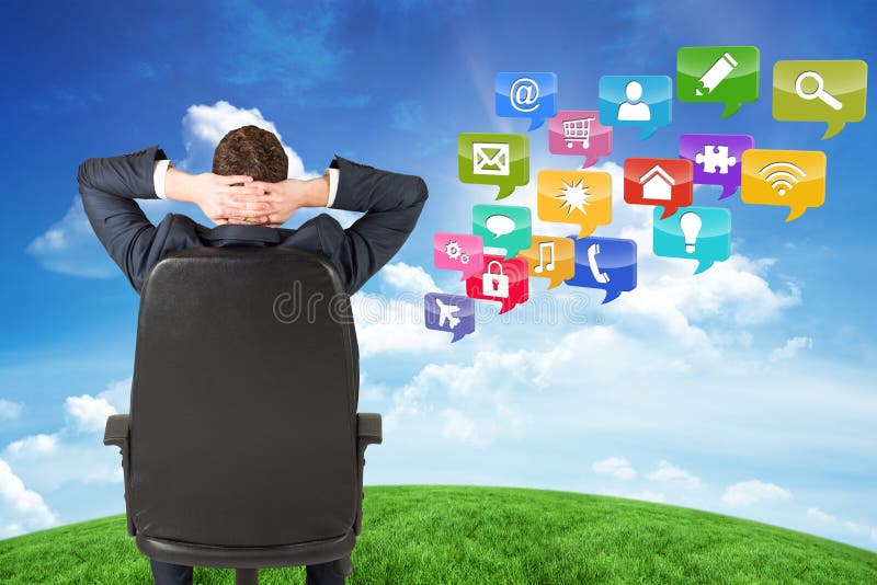 Imagem composta do homem de negócios que senta-se na cadeira de giro imagens de stock Imagem composta do homem de negócios que senta-se na cadeira de giro imagens de stock