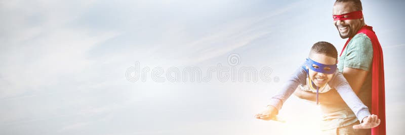 Imagem composta do pai e do filho que fingem ser super-her?i fotografia de stock royalty free Imagem composta do pai e do filho que fingem ser super-her?i fotografia de stock royalty free