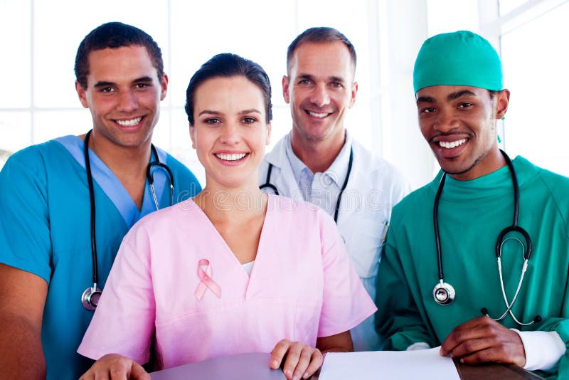 Imagem composta do retrato de uma equipa médica bem sucedida no trabalho fotografia de stock royalty free Imagem composta do retrato de uma equipa médica bem sucedida no trabalho fotografia de stock royalty free