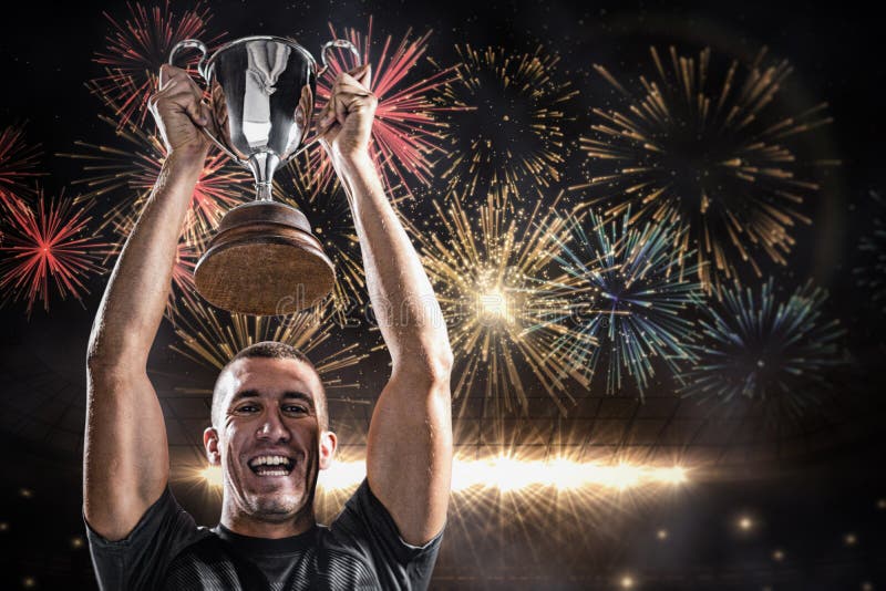 Imagem composta do retrato do jogador bem sucedido do rugby que guarda o troféu fotografia de stock Imagem composta do retrato do jogador bem sucedido do rugby que guarda o troféu fotografia de stock