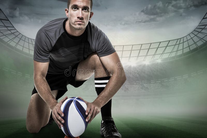 Retrato De Vários Jovens Jogadores De Rugby Segurando Uma Bola De Rúgbi  Enquanto Se Posicionavam Com Os Braços Cruzados Fora Do Ca Foto de Stock -  Imagem de jogador, rubi: 251796016