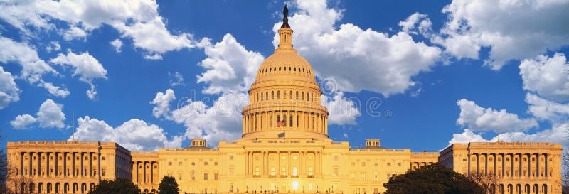 Imagem composta do U S Capitólio e céu azul com as nuvens inchado brancas fotografia de stock royalty free Imagem composta do U S Capitólio e céu azul com as nuvens inchado brancas fotografia de stock royalty free