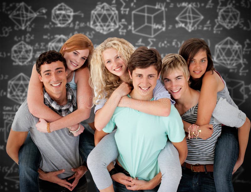 A imagem composta dos adolescentes que dão seus amigos reboca passeios imagens de stock royalty free A imagem composta dos adolescentes que dão seus amigos reboca passeios imagens de stock royalty free