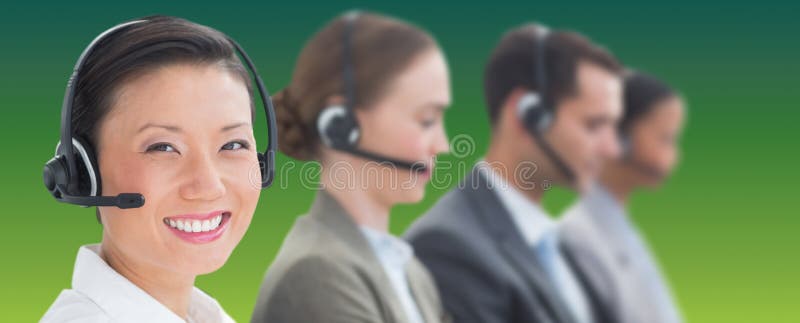 Imagem composta dos executivos com auriculares usando computadores foto de stock royalty free Imagem composta dos executivos com auriculares usando computadores foto de stock royalty free