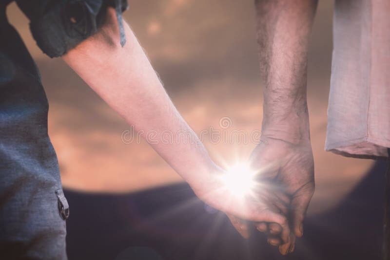 Imagem composta dos pares que guardam as mãos no parque imagens de stock Imagem composta dos pares que guardam as mãos no parque imagens de stock