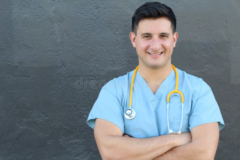 A imagem conservada em estoque do interno médico que está com braços cruzou-se sobre o fundo cinzento imagem de stock A imagem conservada em estoque do interno médico que está com braços cruzou-se sobre o fundo cinzento imagem de stock