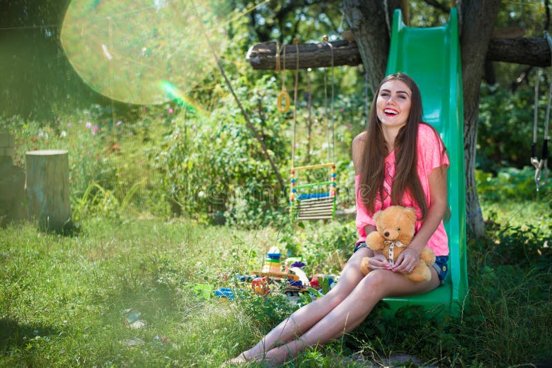 Imagem da jovem senhora bonita que tem o divertimento foto de stock Imagem da jovem senhora bonita que tem o divertimento foto de stock