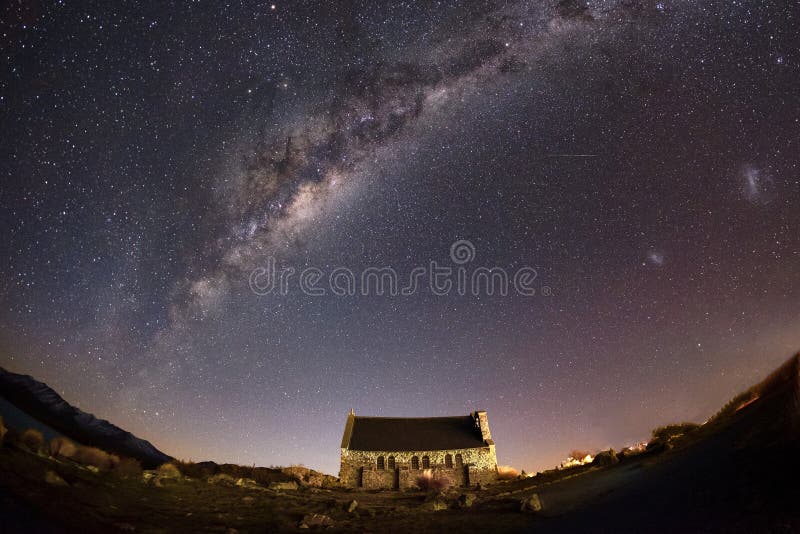 Imagem da paisagem do curso da igreja histórica com céu noturno no lago Tekapo, Nova Zelândia fotografia de stock Imagem da paisagem do curso da igreja histórica com céu noturno no lago Tekapo, Nova Zelândia fotografia de stock