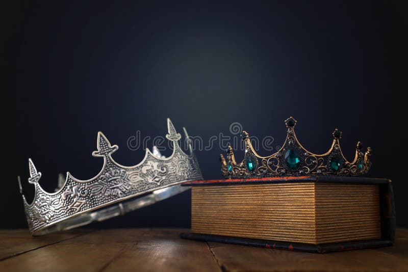 imagem de chave baixa da bela rainha/coroa-rei sobre o livro antigo e a mesa de madeira vintage filtrado período medieval fantasi foto de stock royalty free imagem de chave baixa da bela rainha/coroa-rei sobre o livro antigo e a mesa de madeira vintage filtrado período medieval fantasi foto de stock royalty free