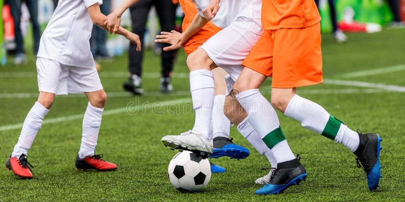 Jogador de futebol colocando a bola na grama ângulo baixo do