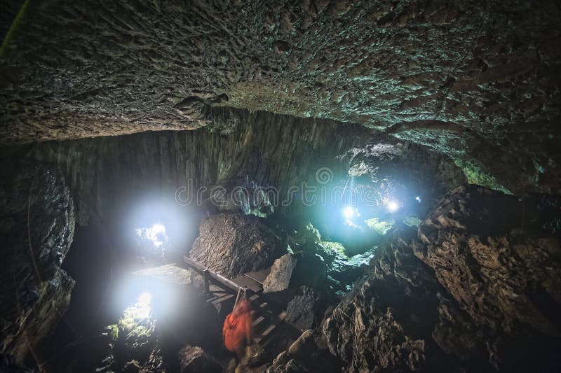 Imagem de grande ângulo da caverna ialomieti em montanhas bucegi