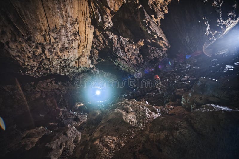 Imagem de grande ângulo da caverna ialomieti em montanhas bucegi