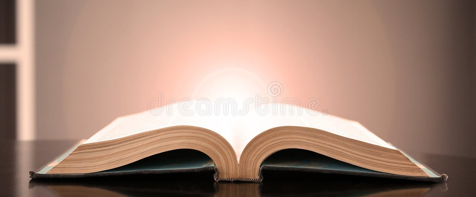 Foto de Livro Aberto Iluminado Por Uma Lâmpada De Óleo Linhas De Abertura  Da Ilíada e mais fotos de stock de Poeta - iStock