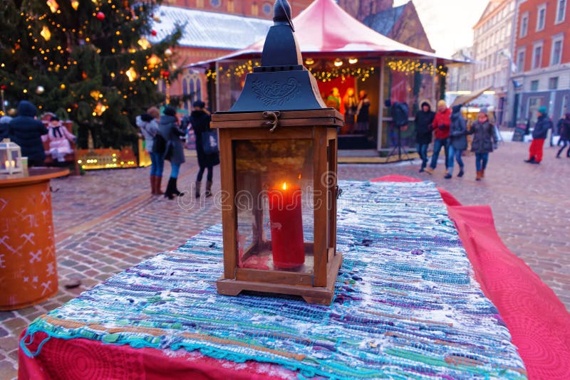 Imagem de uma lanterna em um mercado europeu do Natal fotografia de stock royalty free