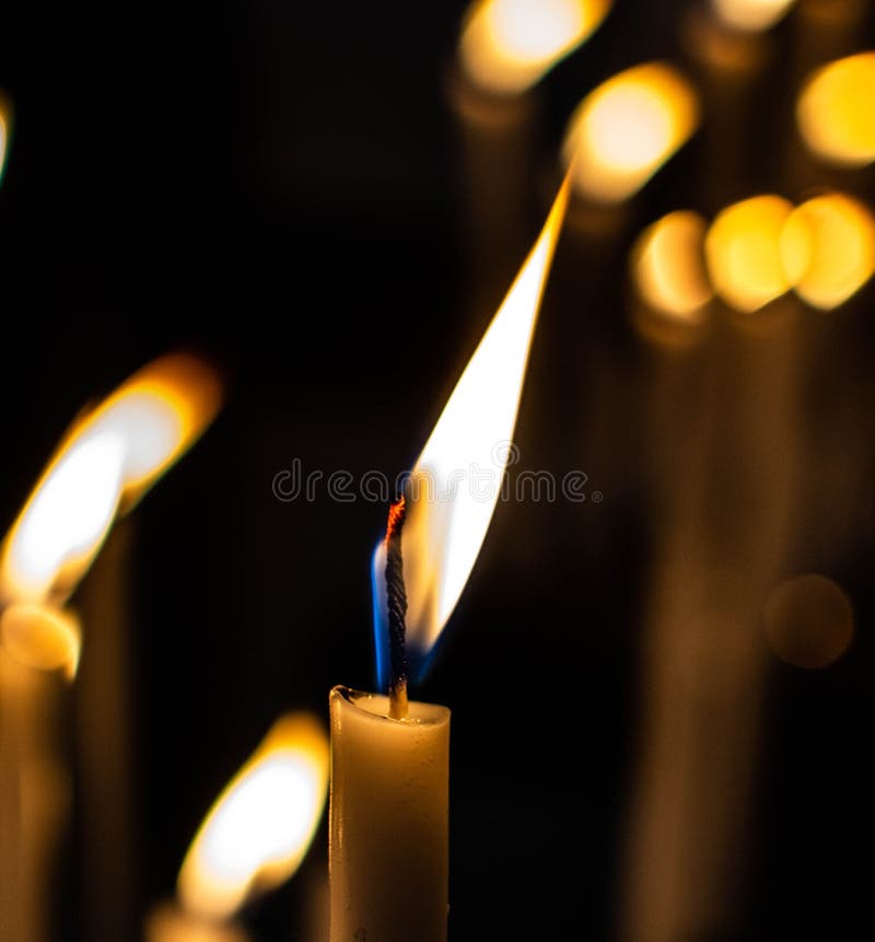 Imagem de uma vela numa igreja fotografia de stock