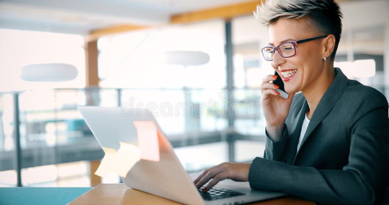 Imagem do close-up da mulher atrativa que datilografa no portátil foto de stock royalty free