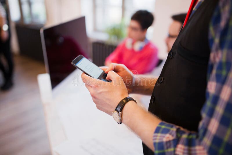 Imagem do close-up do homem que usa o telefone celular foto de stock