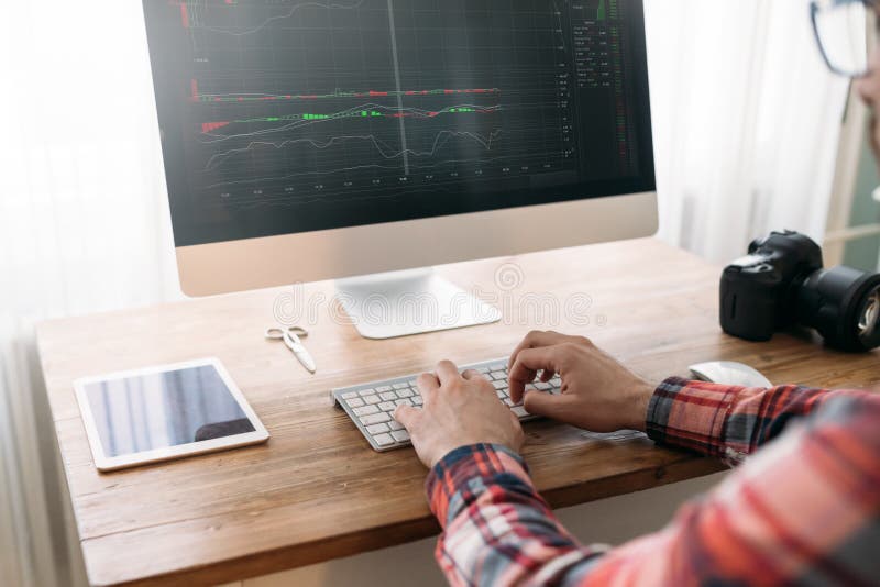 Imagem do close-up do homem que trabalha no computador imagem de stock royalty free