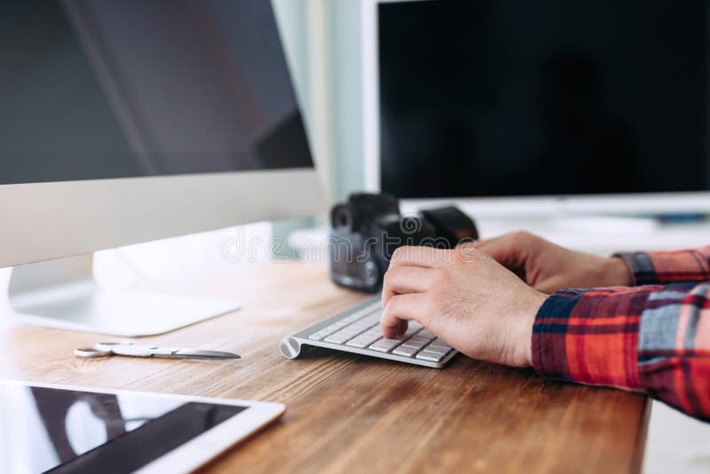 Imagem do close-up do homem que trabalha no computador fotografia de stock royalty free