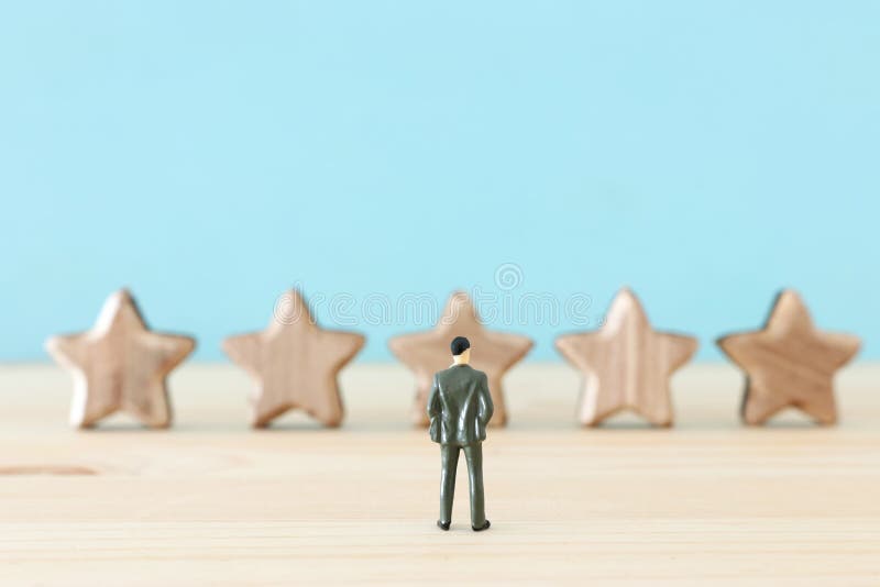 Imagem do conceito de ajustar um objetivo de cinco estrelas aumente a ideia da avaliação ou da classificação, da avaliação e da c fotografia de stock royalty free Imagem do conceito de ajustar um objetivo de cinco estrelas aumente a ideia da avaliação ou da classificação, da avaliação e da c fotografia de stock royalty free